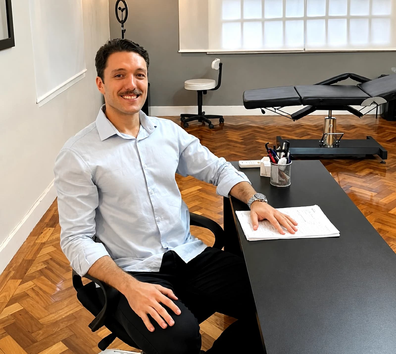 Dr. Pedro Machado em ambiente médico profissional